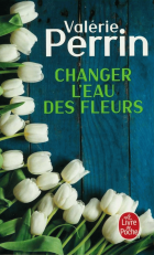 Changer l'eau des fleurs